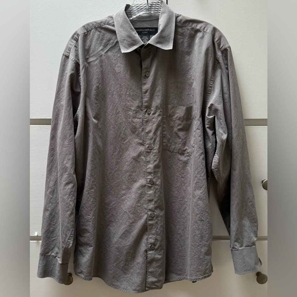 Men’s Banana Republic gray Classic style dress shirt with front pocket in size L